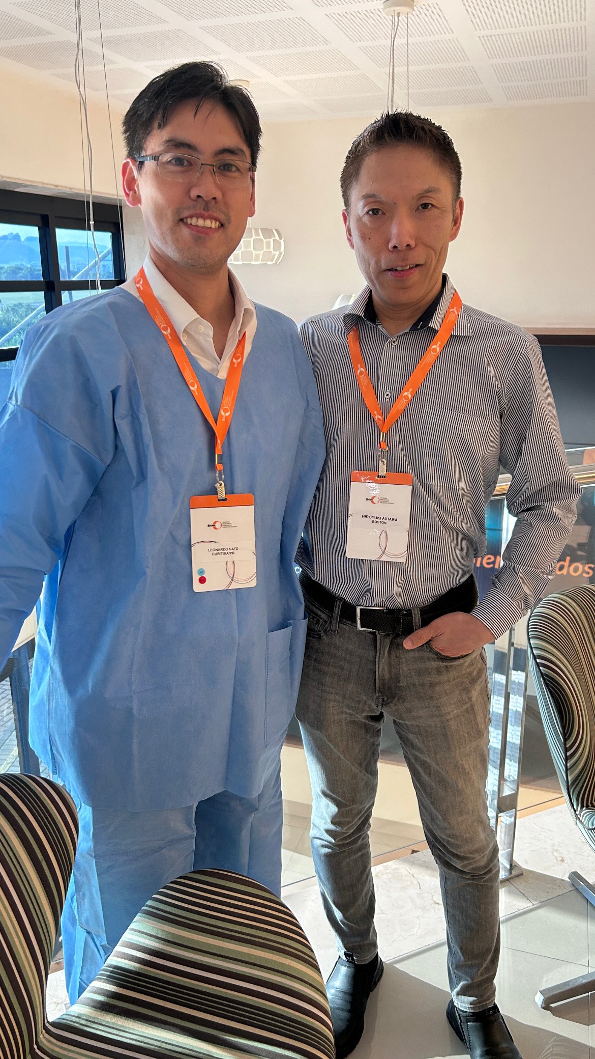 Dr. Leonardo Sato em evento médico com colegas de especialidade