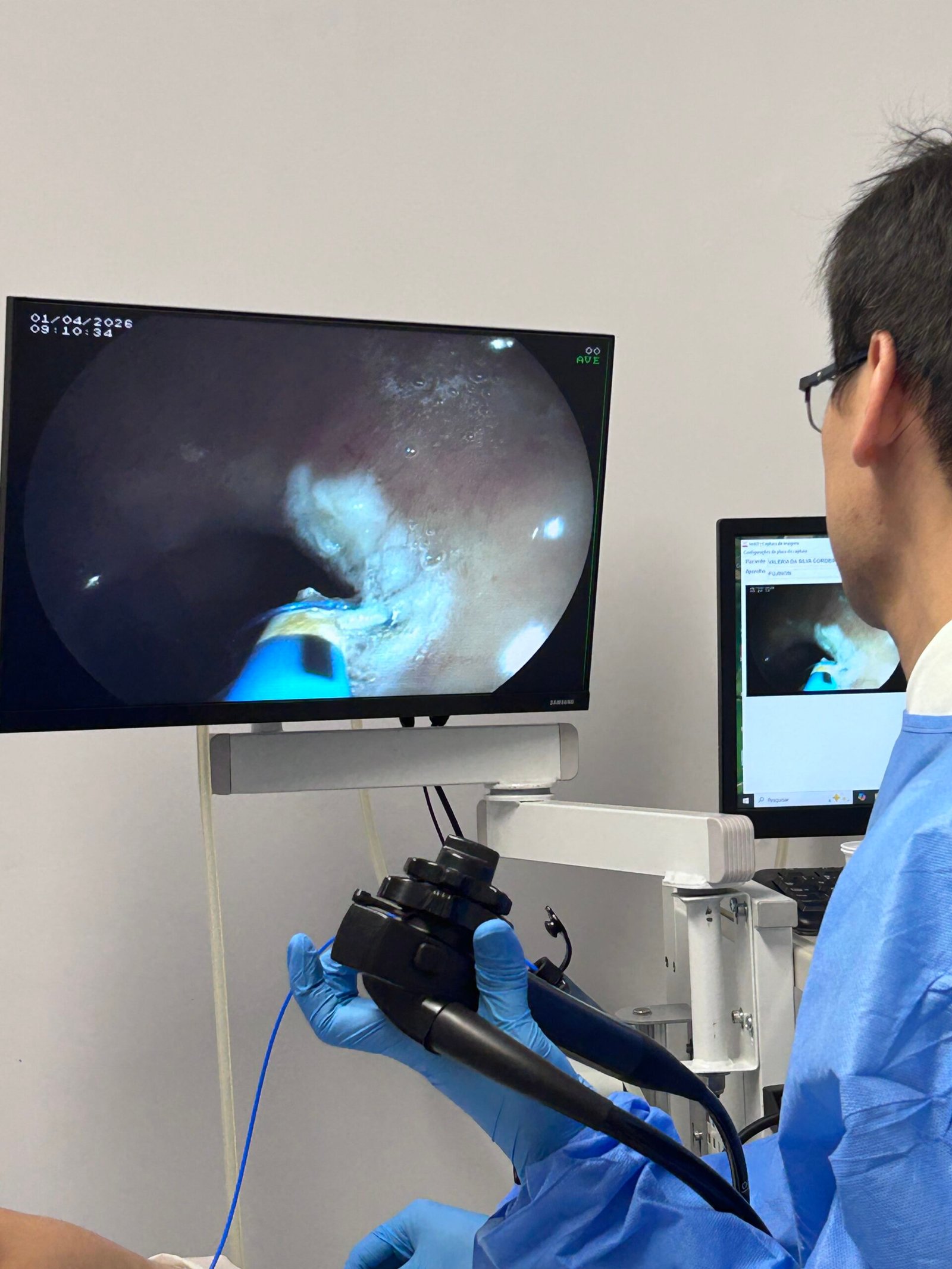 Dr. Leonardo Sato conduzindo endoscopia diagnóstica
