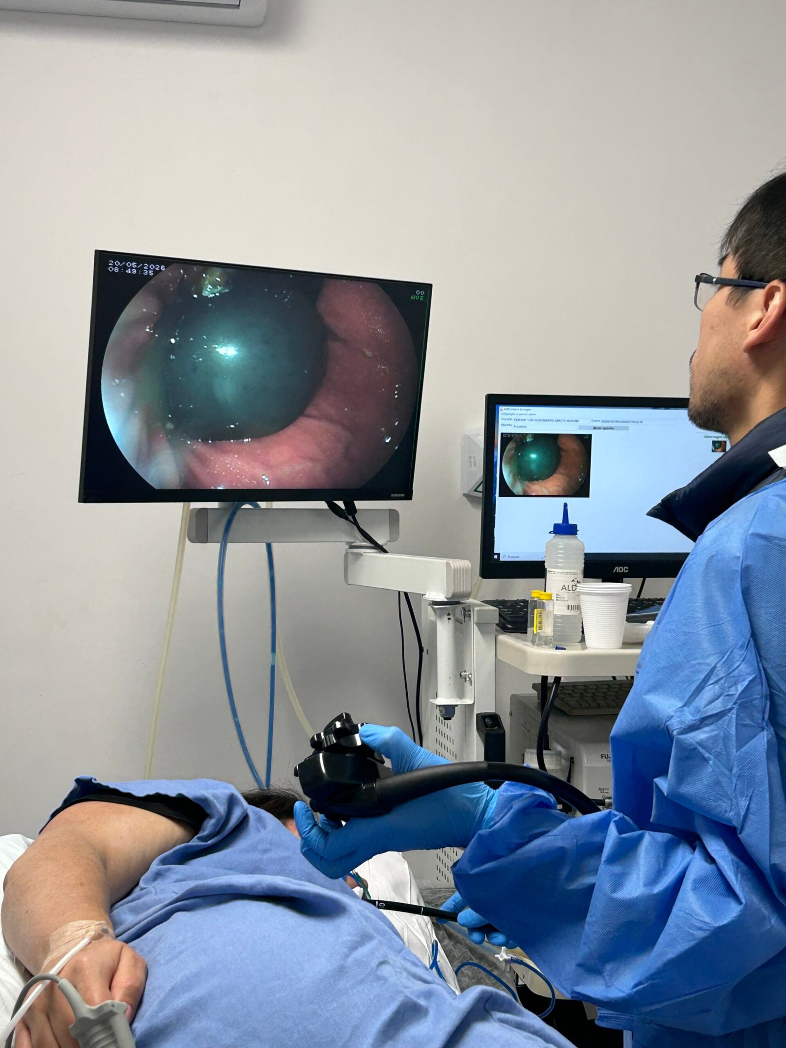Dr. Leonardo Sato realizando procedimento endoscópico