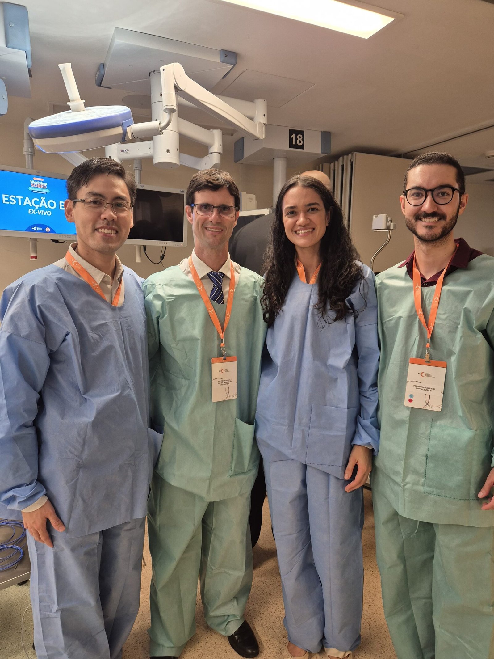 Dr. Leonardo Sato com equipe médica em centro endoscópico